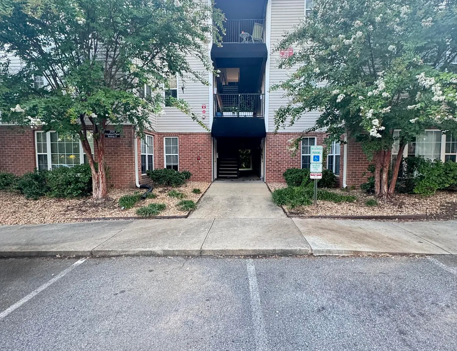 1 bed, 1.5 bath, 1003 sqft, $1,250 — Photo 1