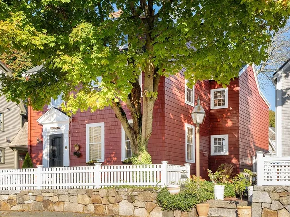 35 Central St, Manchester, MA 01944