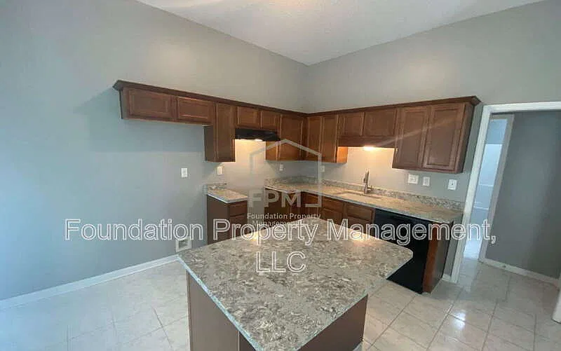 3 bed, 2.0 bath, 1213 sqft, $1,550 — Photo 3