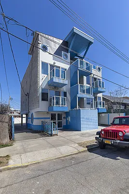 Sold by Thomas Lipovetsky, LREB | media 17