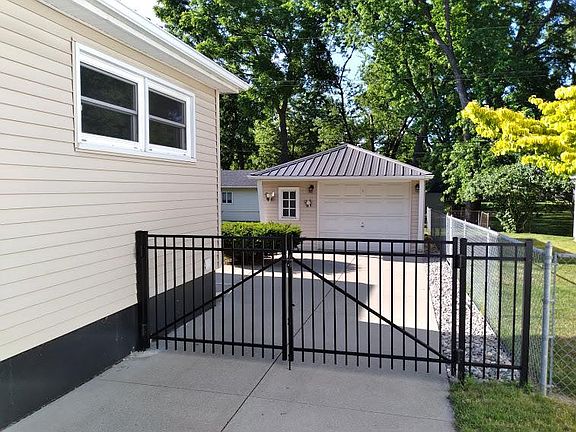 3rd image of 423 E Baker Ave