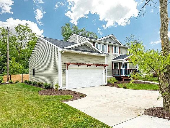 4th image of 2 Maple Village Ct