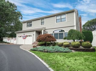 11 Lonni Ln, Smithtown, NY 11787