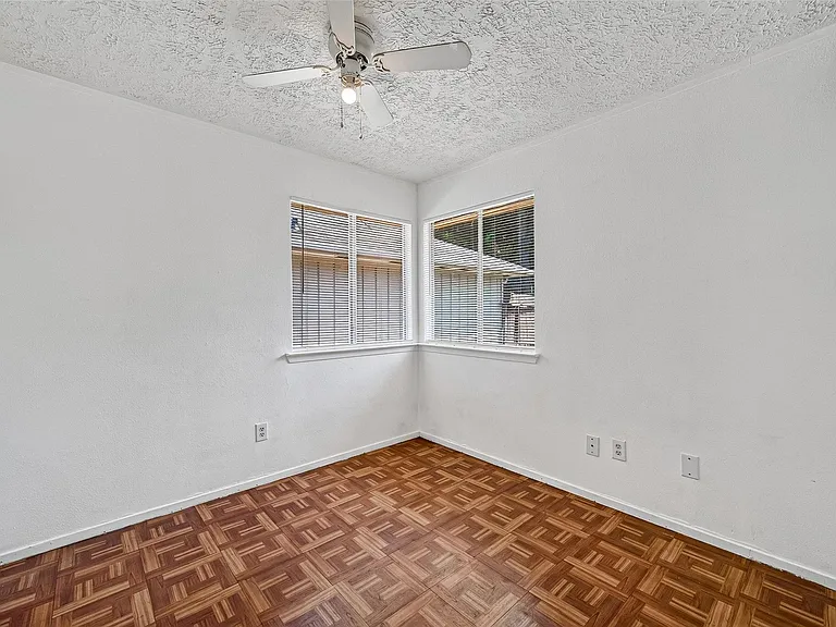 4632 Greenwood Dr — Photo 17
