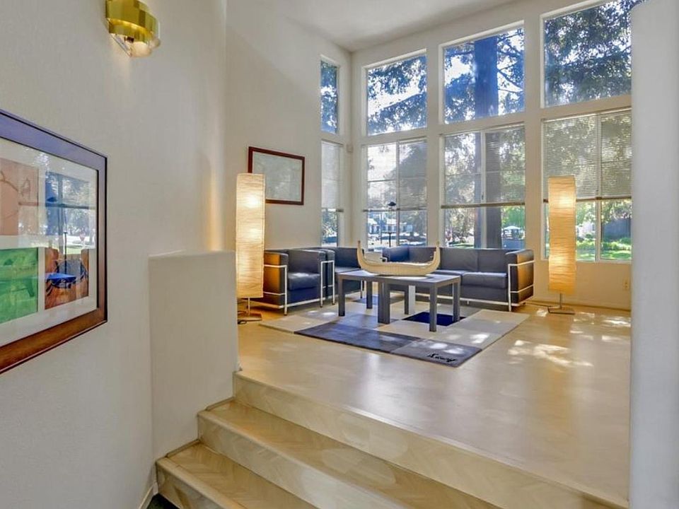 The entrance to Living Rm