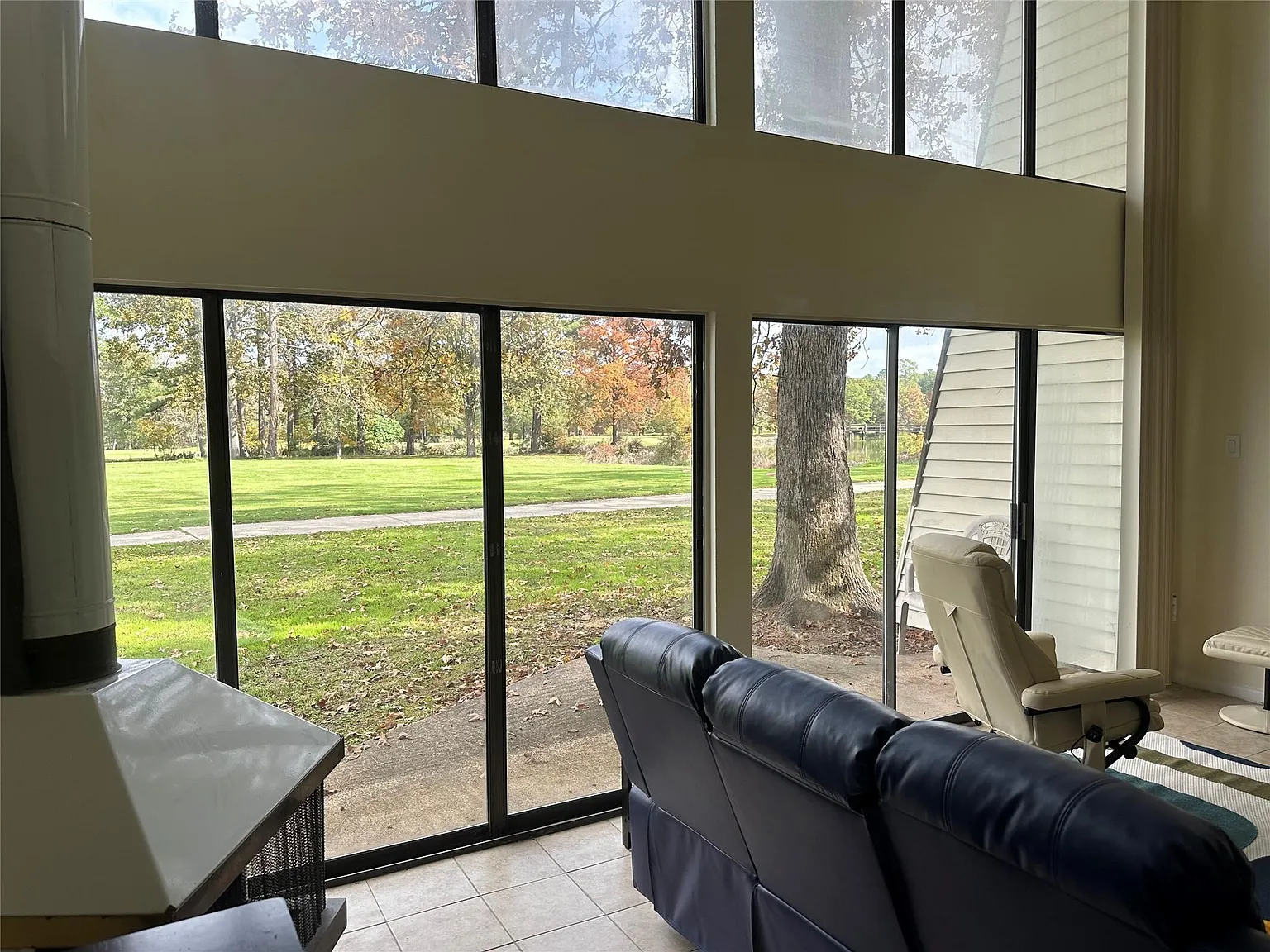 3 bed, 2.0 bath, 1220 sqft, $2,400 — Photo 1