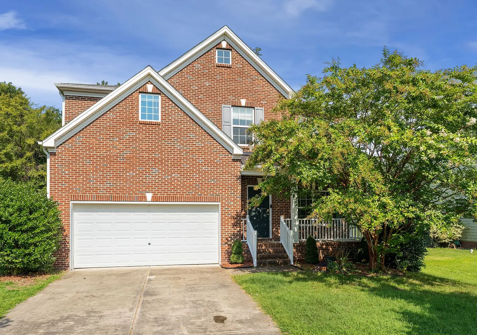 Gorgeous 5 bedroom home with loft + fully fenced yard! — Photo 1