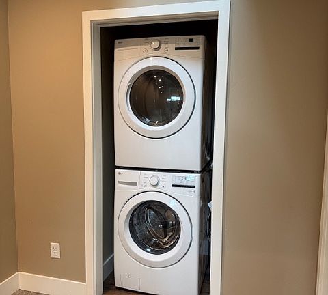 4th image of 1404 NW Kingston Ave #B