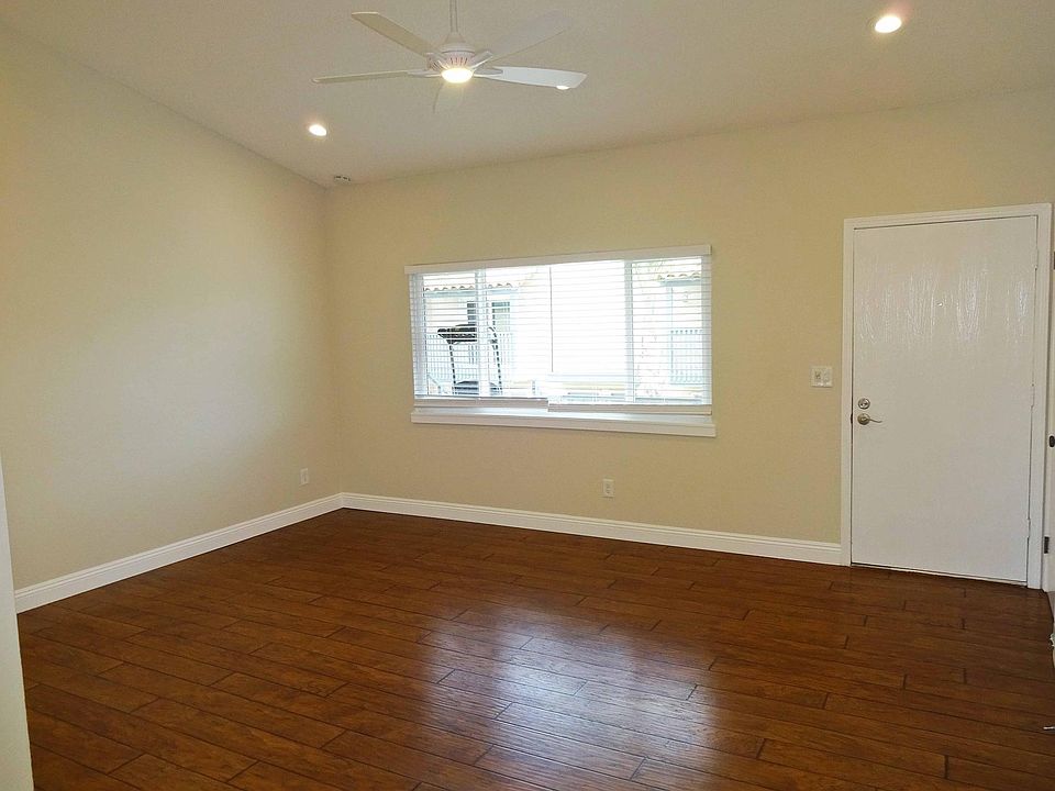 Living Room/Entry