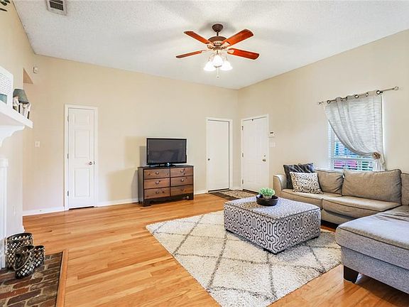 4th image of 325 River Village Dr