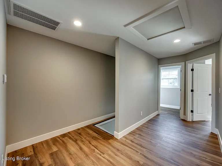 114 N Elm Grove Ave — Photo 56