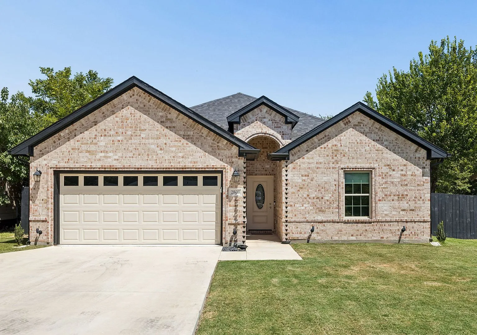Contemporary Luxury & Thoughtful Craftsmanship on Binyon Avenue — Photo 1