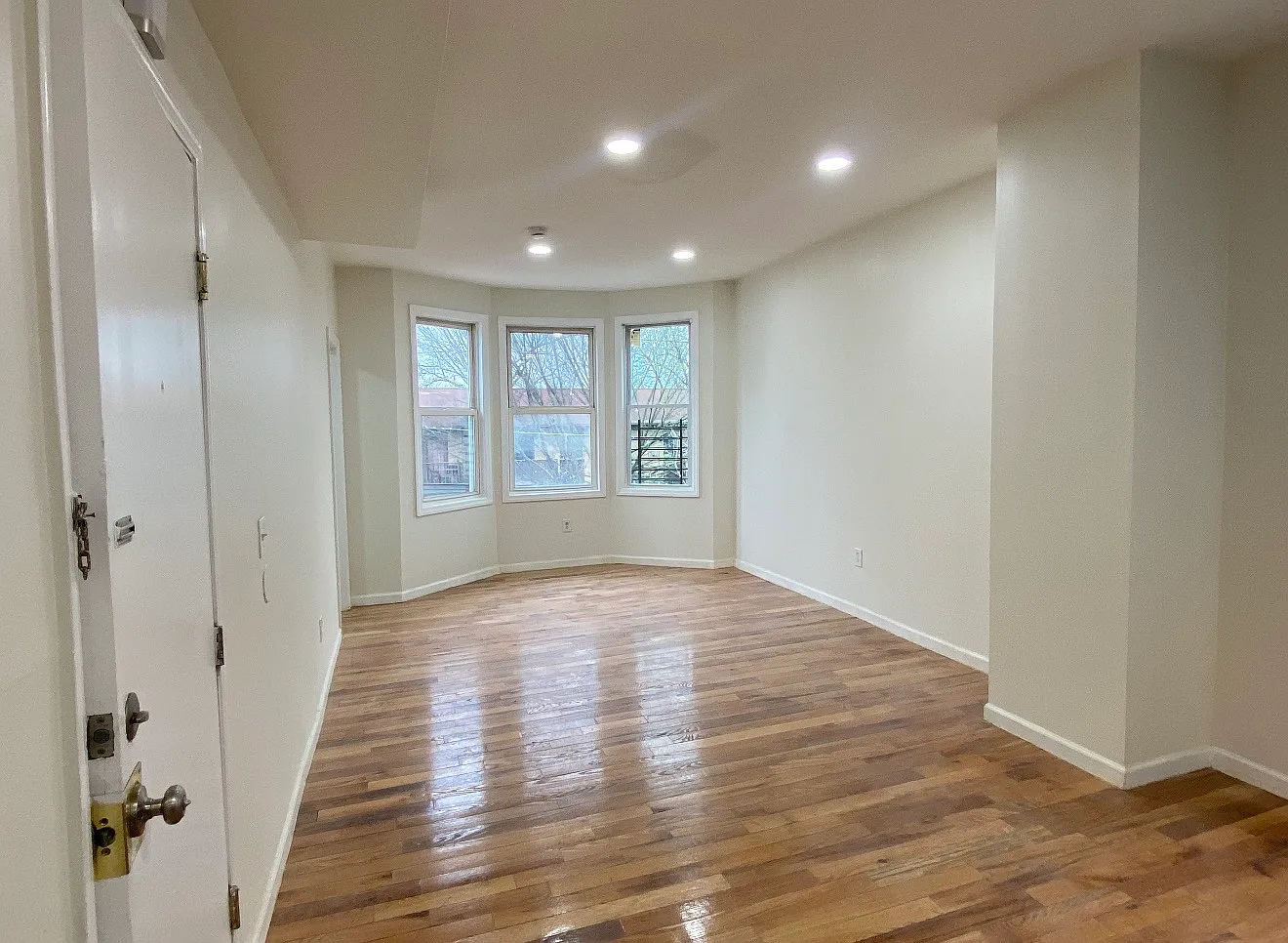 3 bed, 930 sqft, $2,450 — Photo 2
