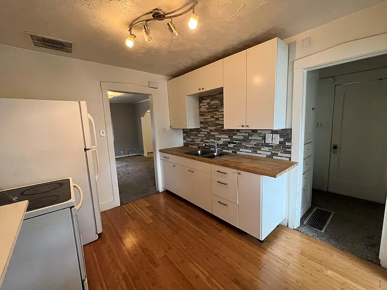 450 E Cleveland Ave — Photo 7