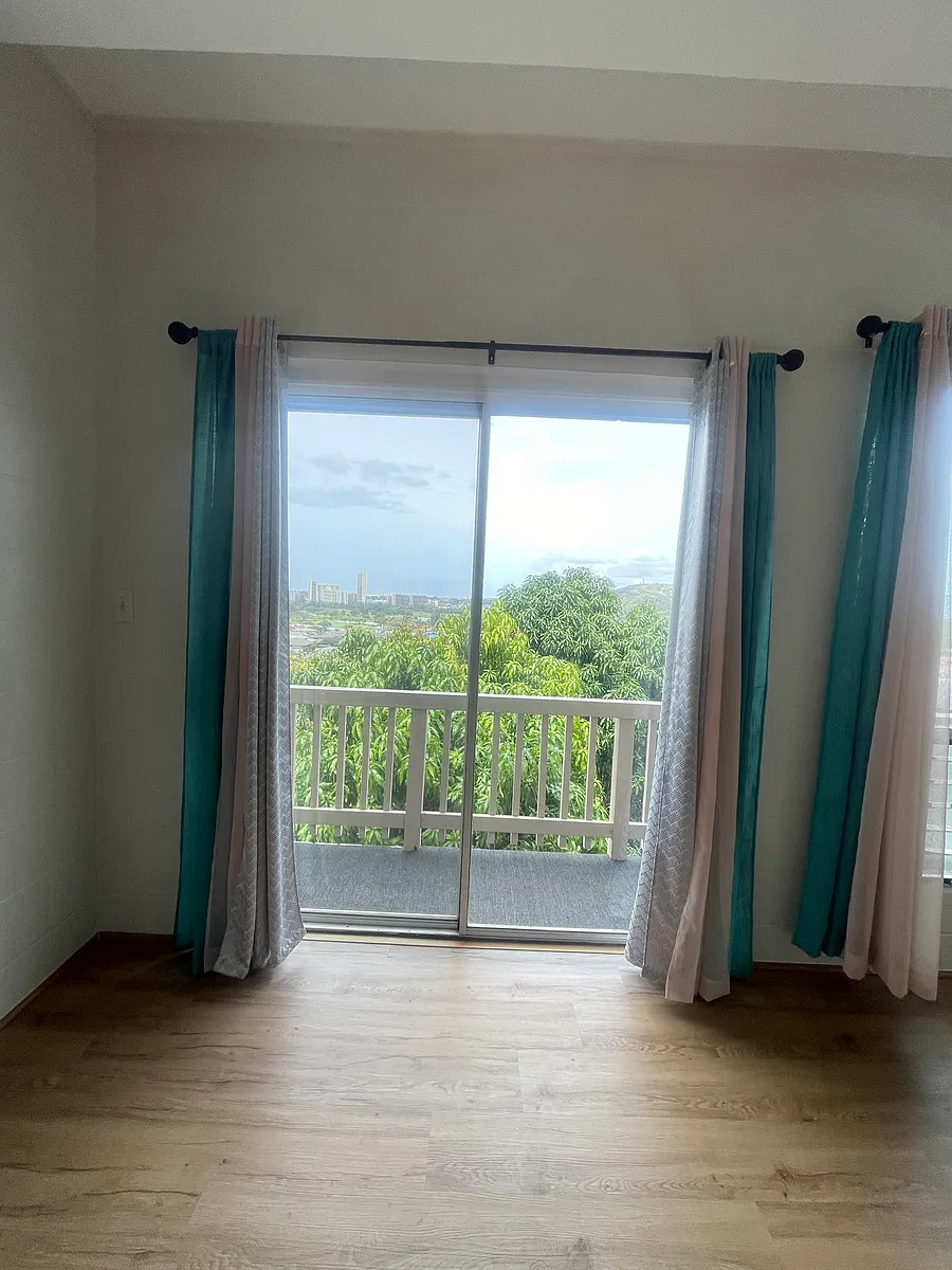Sliding door to the lanai. - Ala Mahamoe St