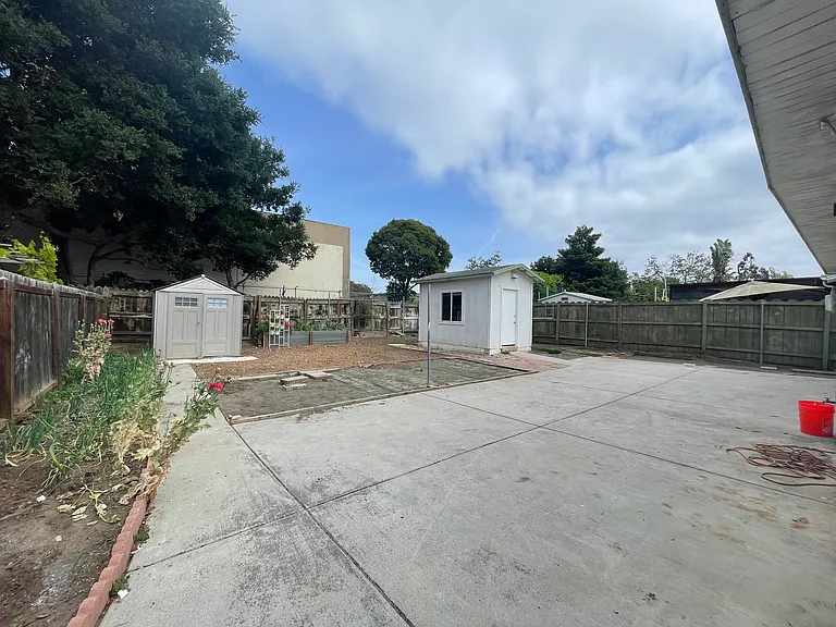 2640 Illinois St — Photo 15