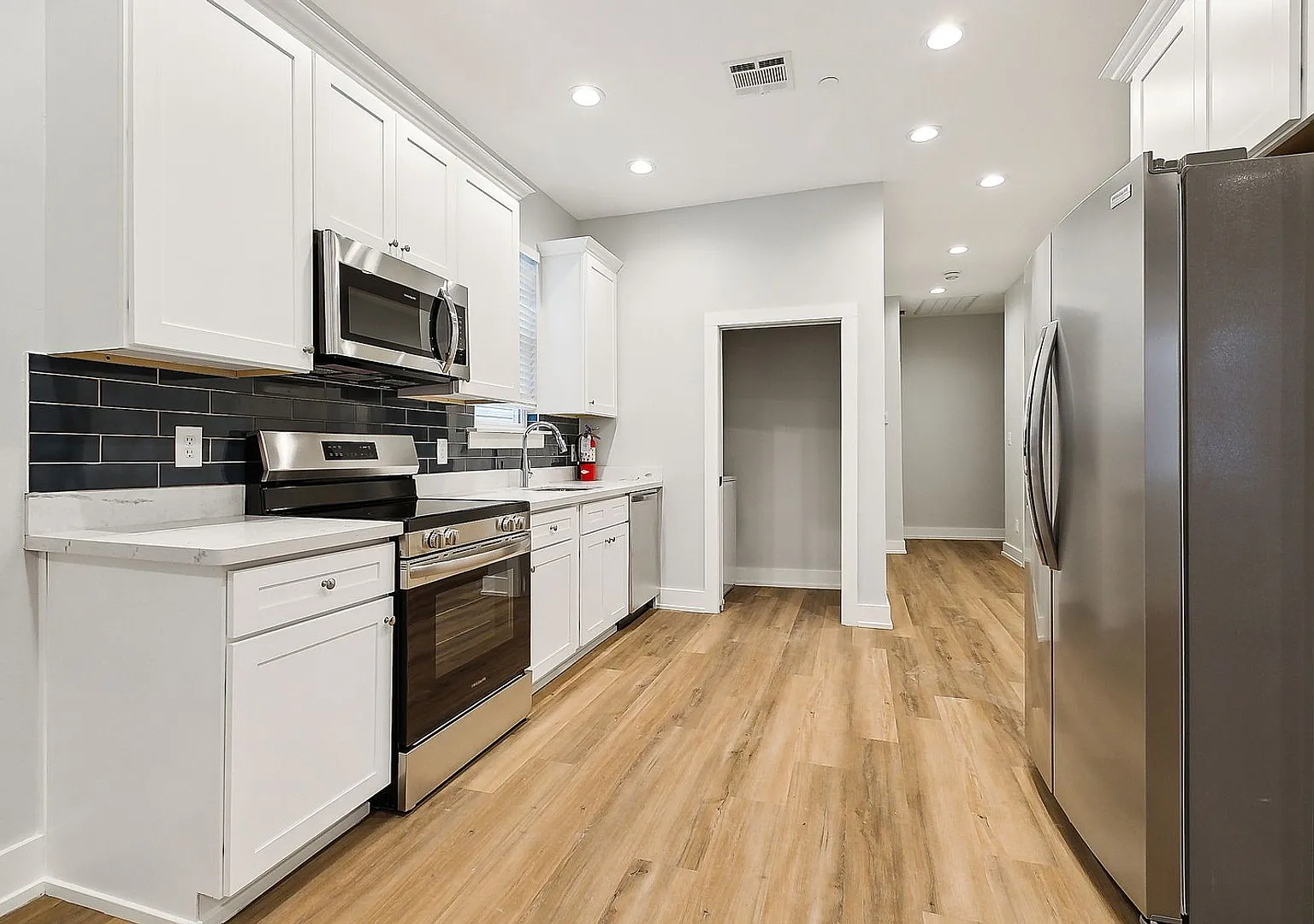 Spacious 3 Bedroom, 2 Bath Apartment with Modern Appliances — Photo 4