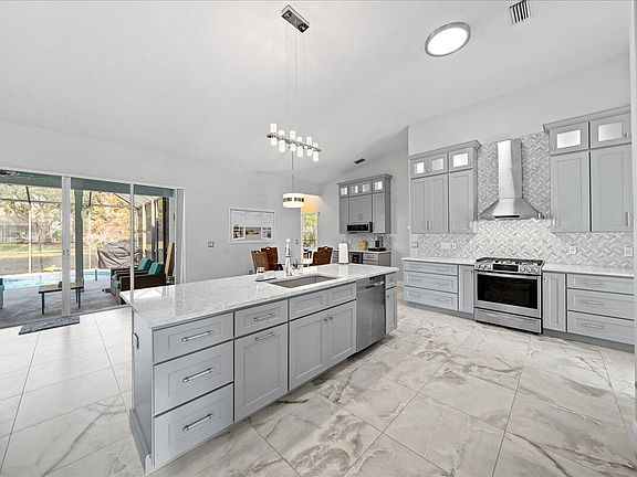 2nd image of 428 Vizcaya Ct