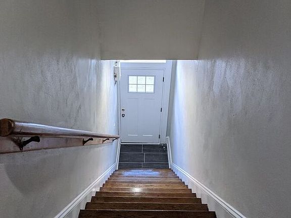 2nd image of 122 E Main St