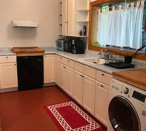 Kitchen with washer/dryer