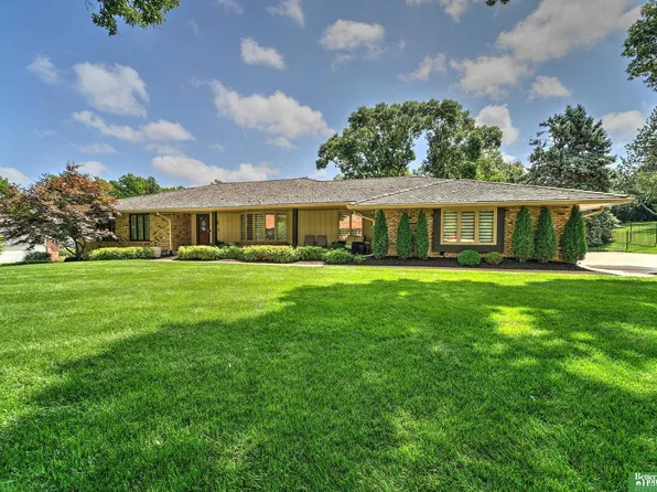 1215 N 101st Cir, Omaha, NE 68114