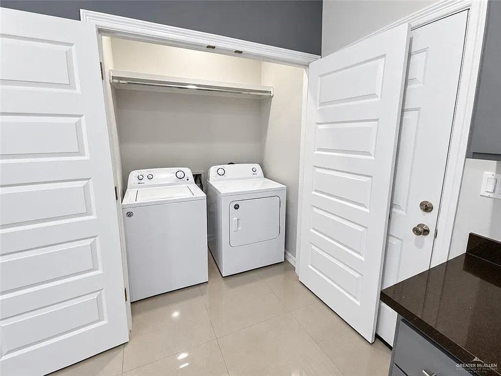 1 bed, 1.5 bath, 882 sqft, $950 — Photo 4