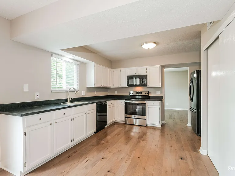 7776 Oakshot Ln — Photo 2