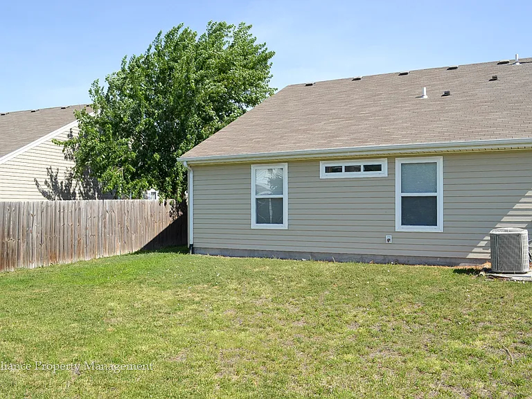 Brookmont Dr. 516-518 — Photo 9