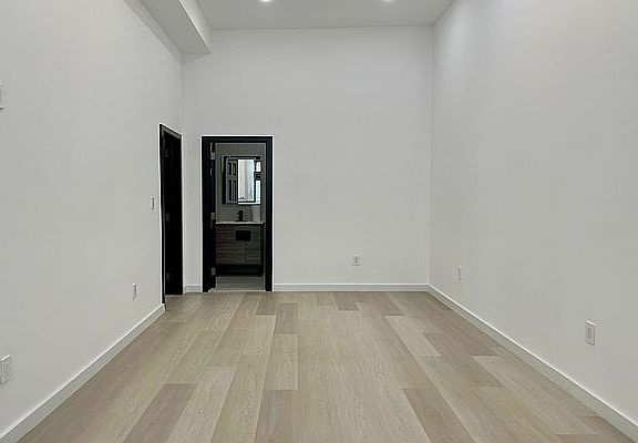 4th image of 202 Saint Nicholas Ave #1R