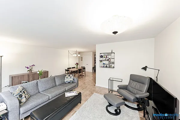 Sold by Moda Realty | media 25