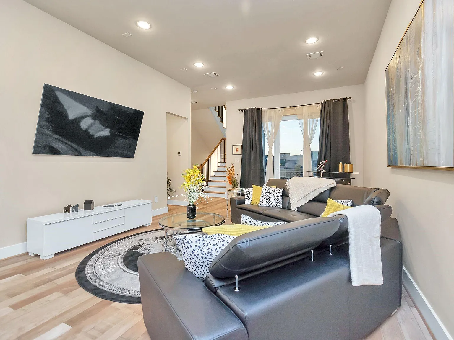 3 bed, 3.5 bath, 2032 sqft, $3,100 — Photo 3