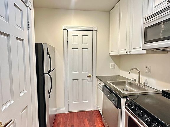 4th image of 421 W 56th St #4V