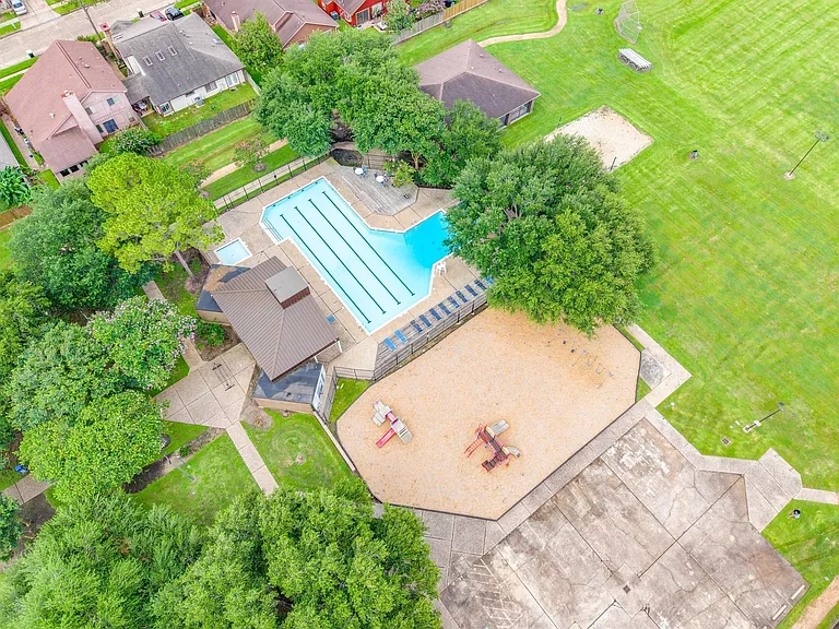 7815 Royan Dr — Photo 26