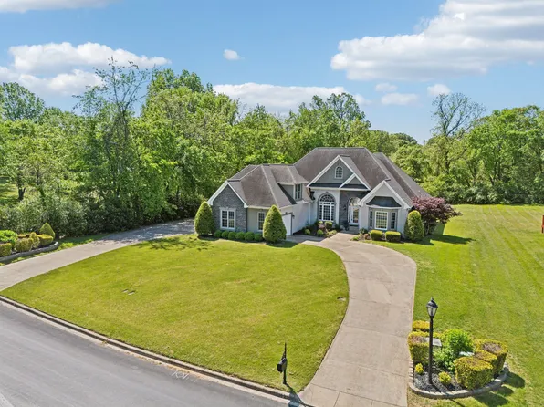 417 Lake Pointe Dr, Clarksville, TN 37043
