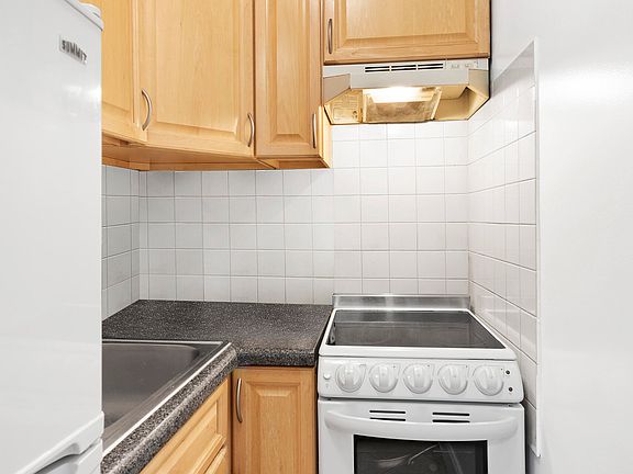 5th image of 30 W 71st St APT 3B