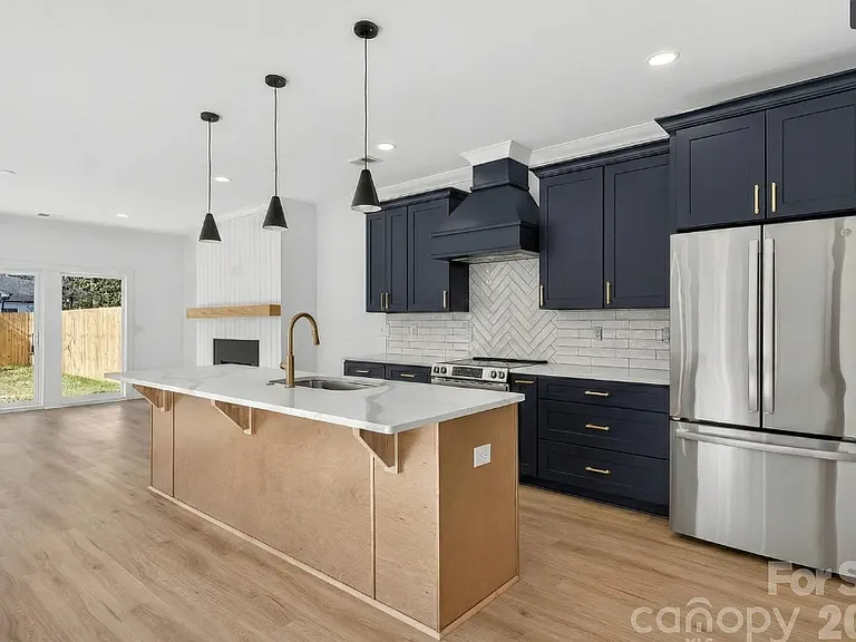 1800 Vinton St — Photo 2