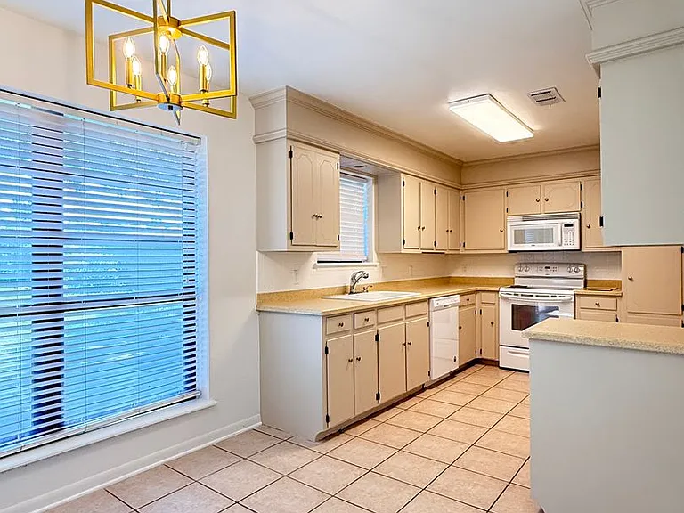 1039 Harris Ln — Photo 6