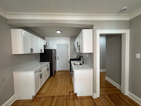 3rd image of 4015-4023 W School St #4023-1E
