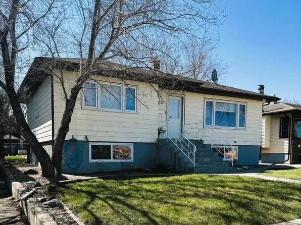 237 W 7th St SW, Medicine Hat, AB T1A 4K2
