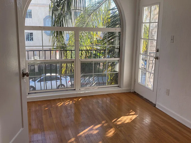 1453 1/2 N Mansfield Ave — Photo 1