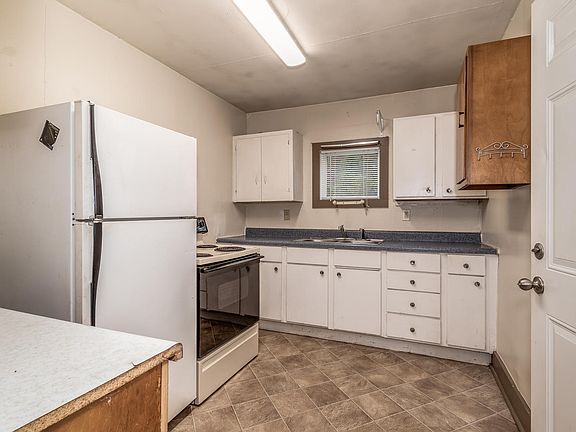 3rd image of 715 Deaderick Rd