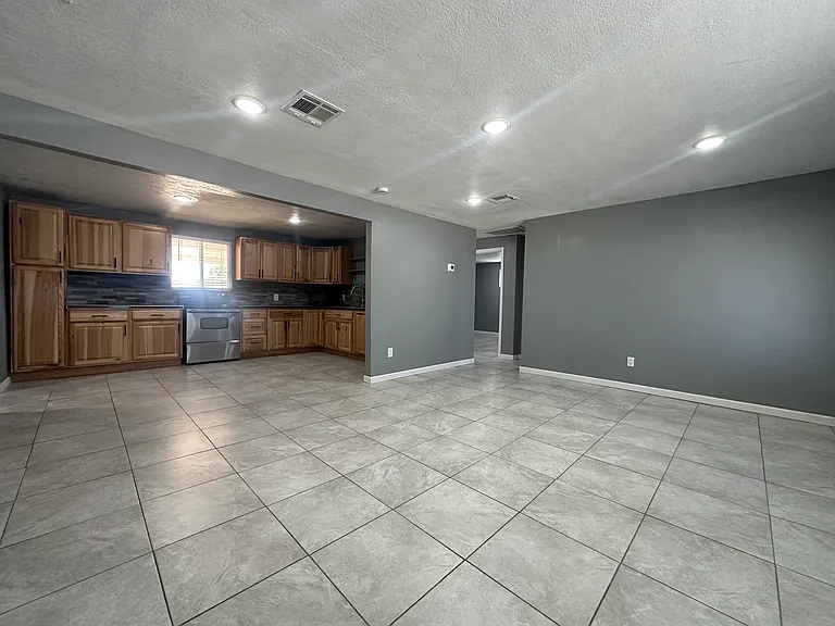 11042 N 17th Dr — Photo 3
