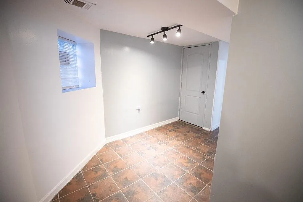 2 bed, 700 sqft, $1,300 — Photo 4