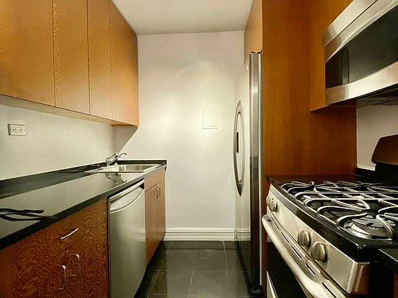 3rd image of 200 E 71st St APT 8d