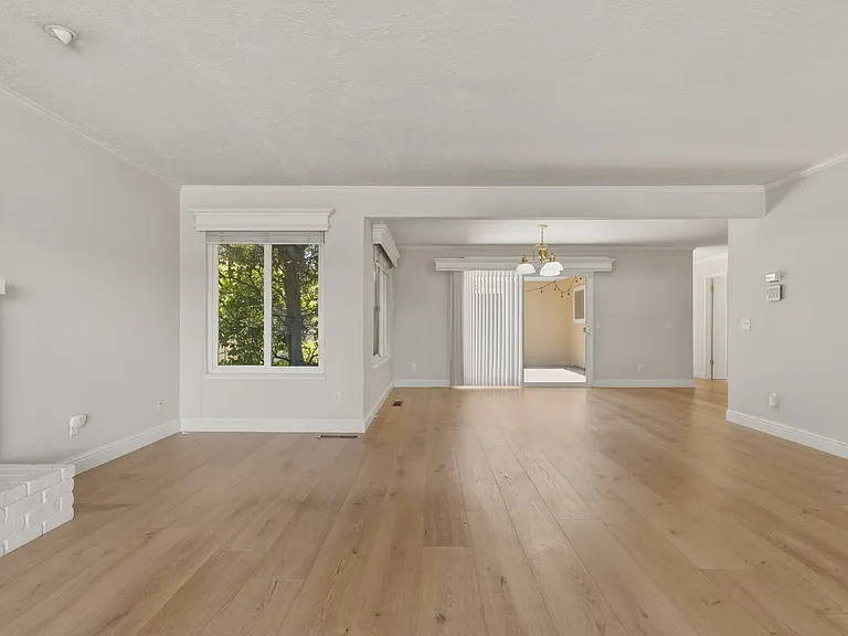 657 Spazier Ave — Photo 11