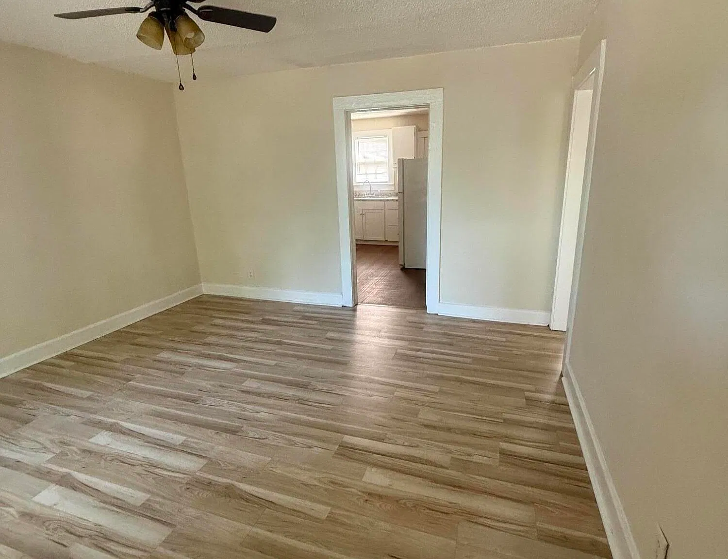 2 bed, 1.0 bath, 728 sqft, $750 — Photo 2