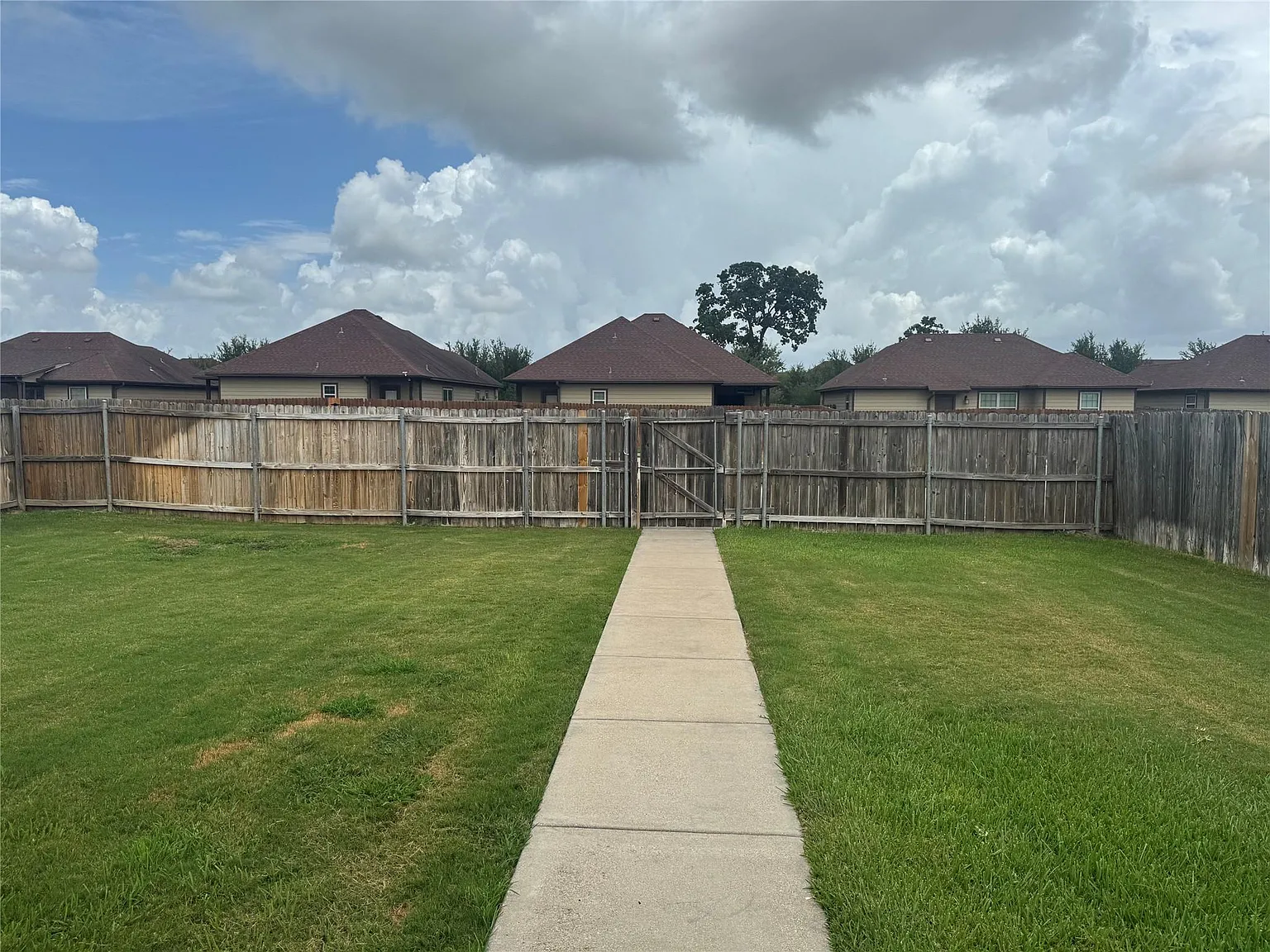 3 bed, 3.0 bath, 1367 sqft, $1,900 — Photo 3