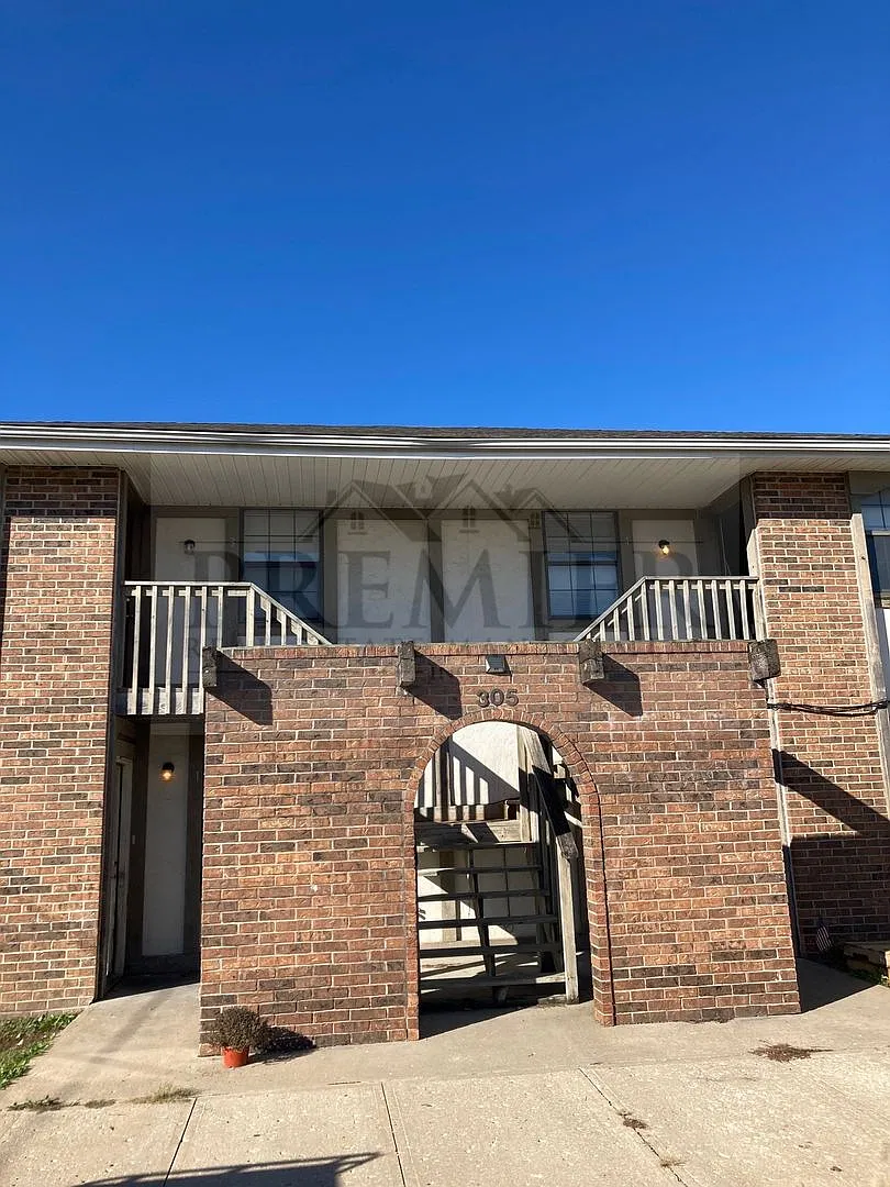 305 W 3rd St #4, Odessa, Mo 64075 -2b 1b Apartment Odessa-- 4 Plex Building Rent $875 — Photo 1