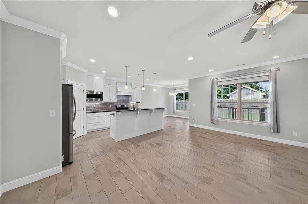 4 bed, 1915 sqft, $2,095 — Photo 2