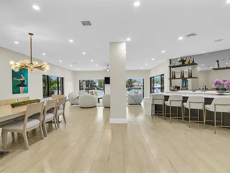 319 S Riverside Dr — Photo 12
